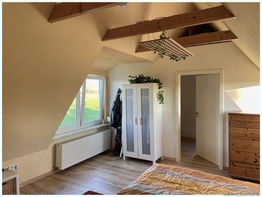 im Schlafzimmer oben