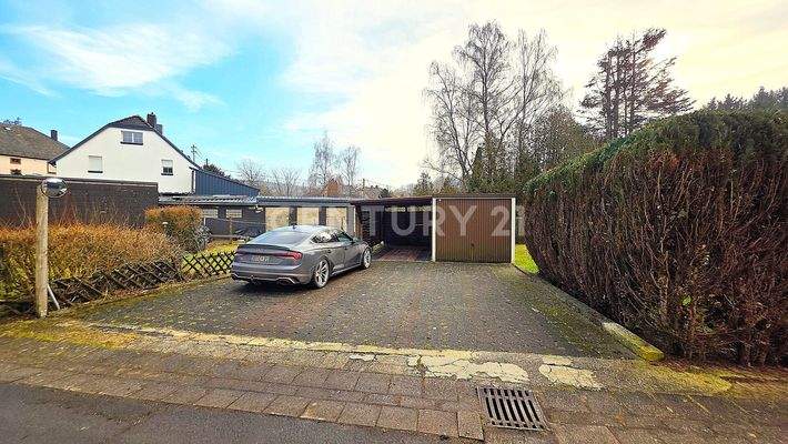 Carport und Garage mit 2 Stellplätzen davor