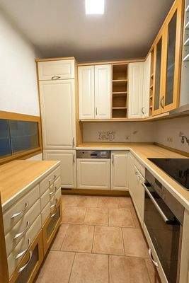 Küche mit Möbeln und Geräten