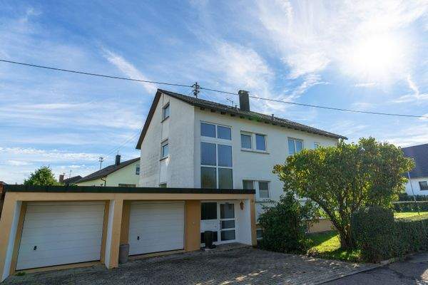 Objektansicht mit Garagen 