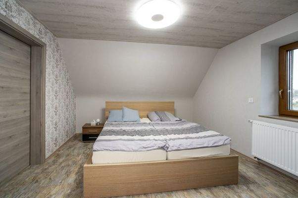 geräumiges Schlafzimmer