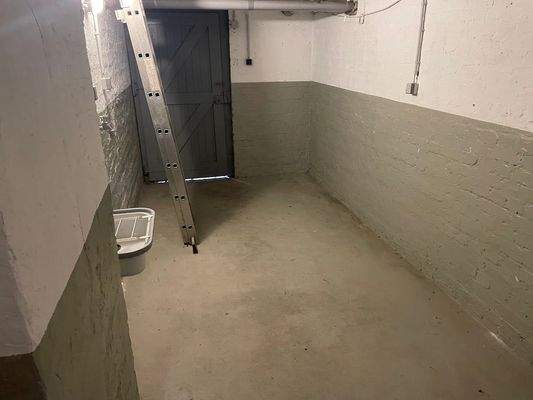 Kellerraum mit Ausgang zum Hof