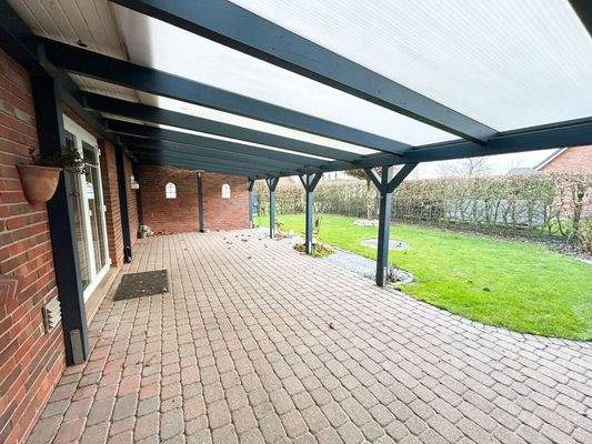 Blick von der Terrasse in den Garten