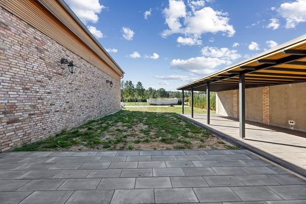 Terrasse / Freifläche für Pool / überdachter Freisitz 