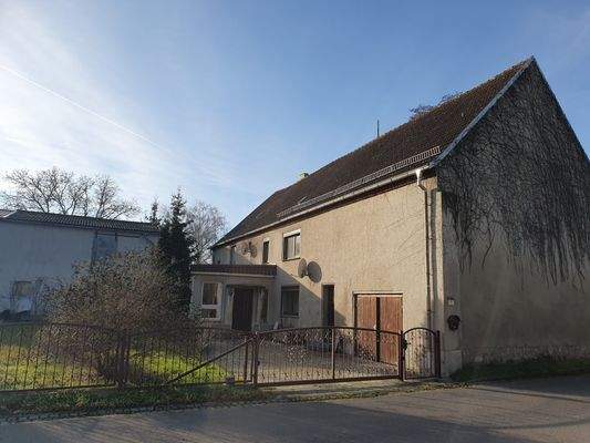 Haupteinfahrt mit Vorgarten