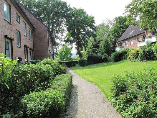 GEPFLEGTE AUSSENANLAGE.JPG