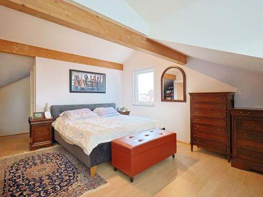 Großzügiger Schlafbereich mit Bad en Suite im Dachgeschoss