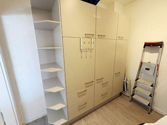 Abstellraum mit Einbauschränken