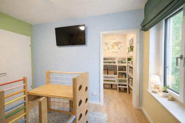 mit Tageslicht und Ankleideraum im Hintergrund