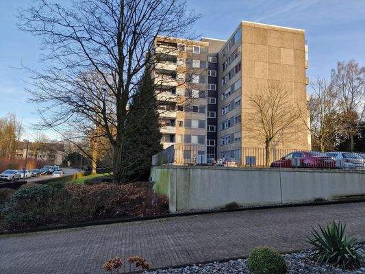 Seitenansicht mit Parkdeck