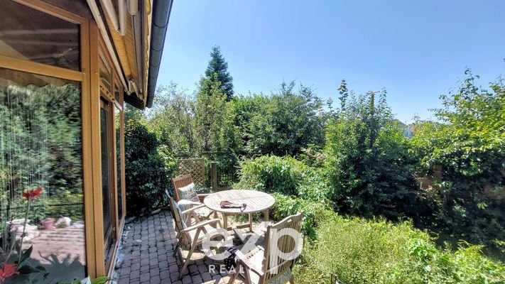 Terrasse mit Blick in den Garten 