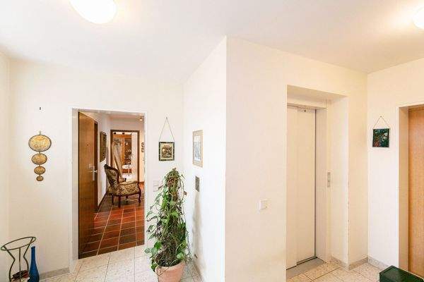 Aufzug und Wohnungseingang || 3.OG