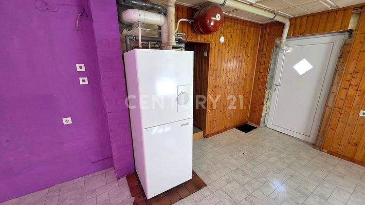 Neuwertige Gasheizung im Untergeschoss des Hauses