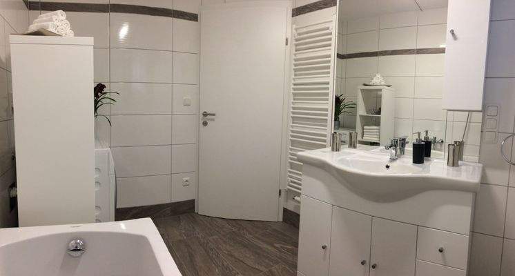 Badezimmer mit Waschmaschine