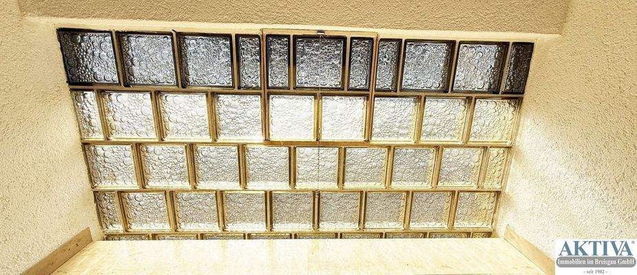  Die Glasbausteine im Hausflur