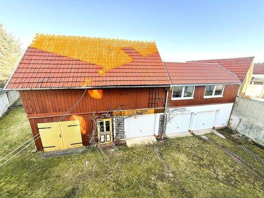 Mehrfamilienhaus mit Garagen