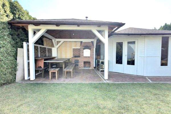 Gartenhaus mit Pavillon, hier integrierter gemauerter Aussenkochstelle 