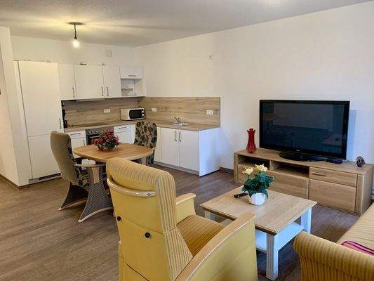 6. Whg 16, vorderes Gebäude, 2-Zimmer, Wohnzimmer 1