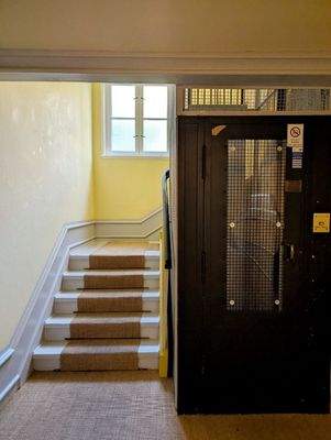 Hausflur mit Fahrstuhl