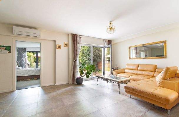 Großzügiges Wohnzimmer mit Terrassenausgang