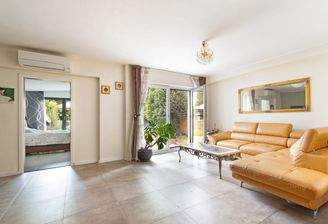 Großzügiges Wohnzimmer mit Terrassenausgang