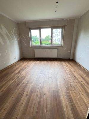 Schlafzimmer mit braunem Vinyl-Designboden