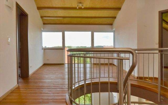 Flur im Dachgeschoss mit großem Panoramafenster Richtung Süden