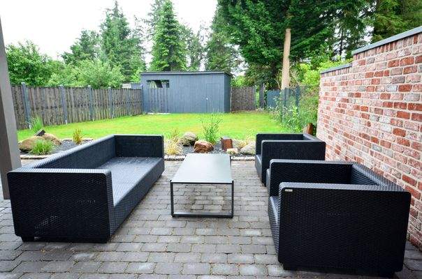 Terrasse: Blick in den Garten