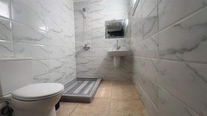 Bad mit Dusche und Fenster