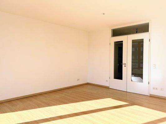 Wohnzimmer mit Flügeltüren