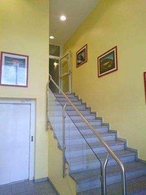 Treppenhaus mit Aufzug