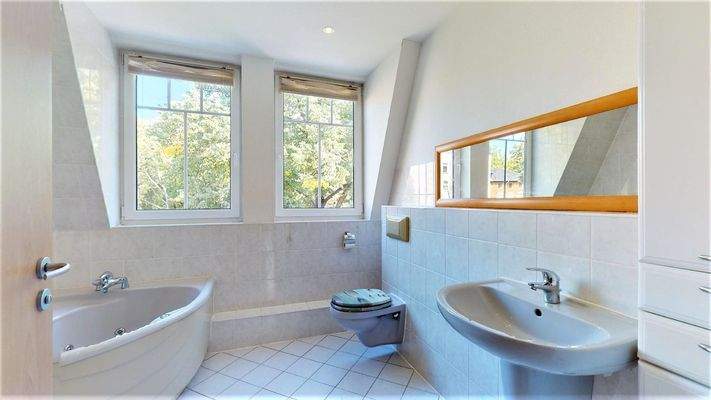 Dachgeschoss Bad mit Whirlpool und Dusche