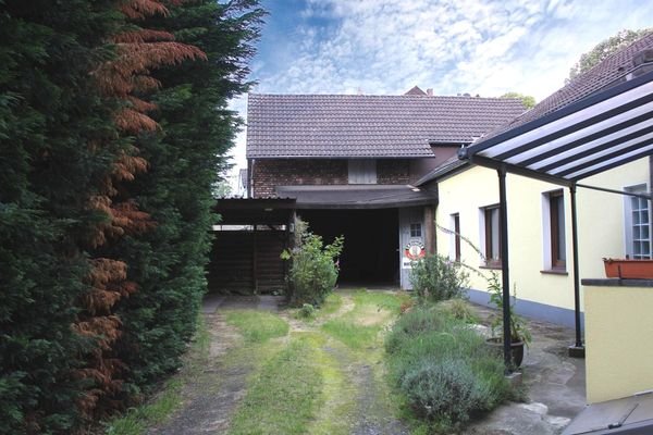 Hofeinfahrt mit Carport