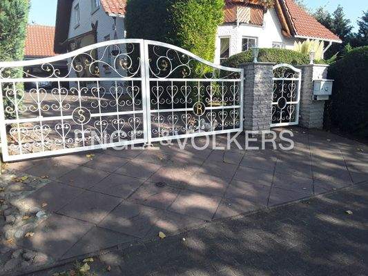 Grundstückszufahrt mit elektrischem Tor