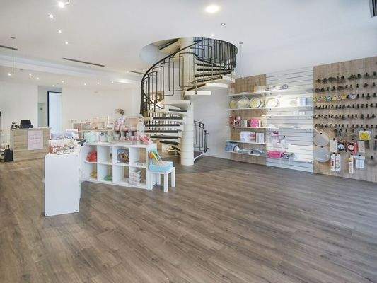 ...mit stylischer Wendeltreppe