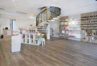 ...mit stylischer Wendeltreppe