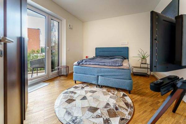 Schlafzimmer mit Balkonzugang.