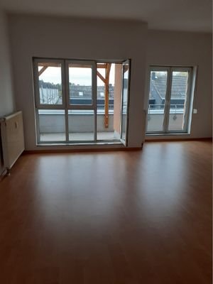 Wohnzimmer mit Blick zum 2 Balkon (straßenseitig)