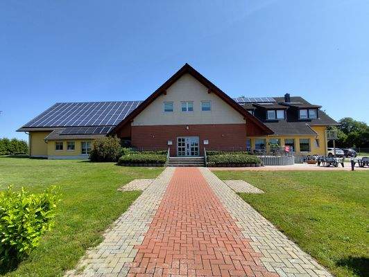 Weg zum Haupteingang