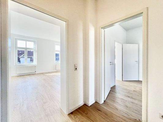 Flur mit Blick in Wohnzimmer + Küche