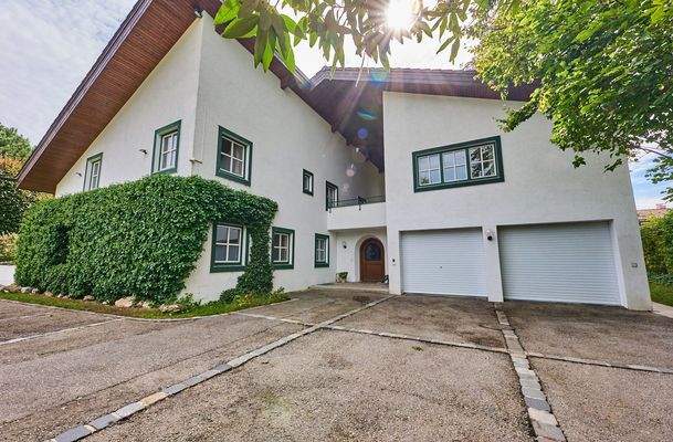 Hauseingang &amp; Garage