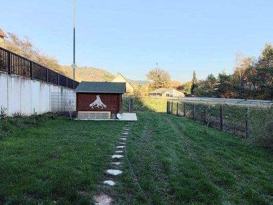Terrasse und Garten mit Gartenhaus