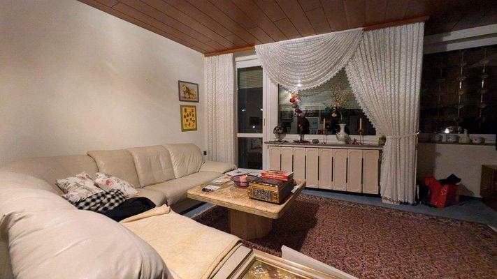 Großes helles Wohnzimmer