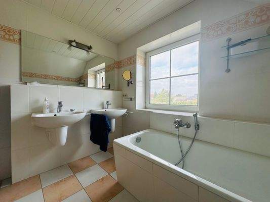 Bad mit Dusche und Badewanne