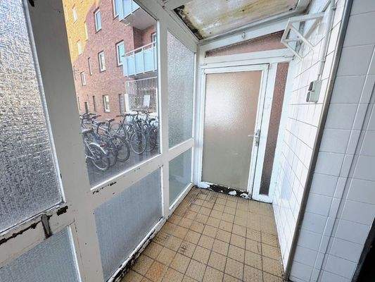 Loggia mit Zugang zum Hinterhof