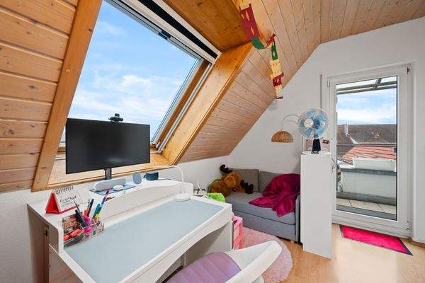 2. DG | Kinderzimmer (1) & Zugang zum Balkon