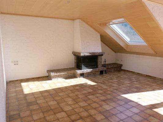 Wohnzimmer mit offenem Kamin und ...