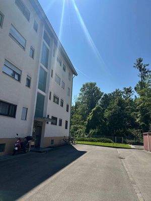 Wohngebäude mit Fahrrädern