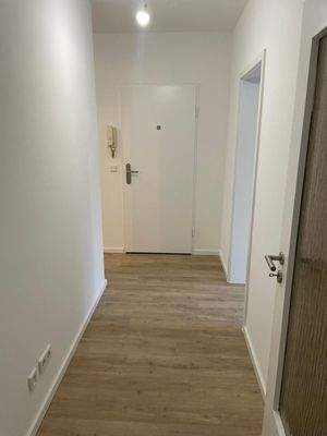 Heller Flur mit Holzfussboden