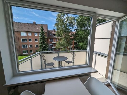 Blick auf den Balkon zum Garten